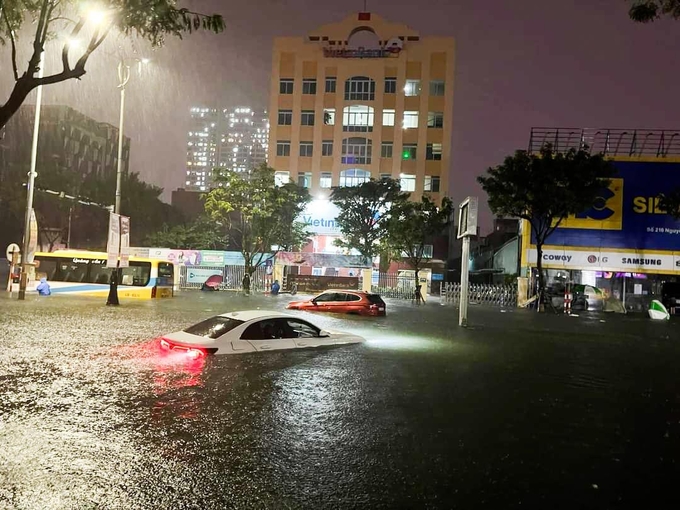 Đường phố Đà Nẵng ngập sâu trong trận lụt lịch sử hồi tháng 10/2022.