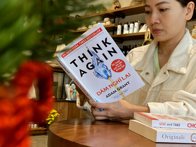 Cuốn sách 'Dám nghĩ lại' vừa được xuất bản tại Việt Nam.