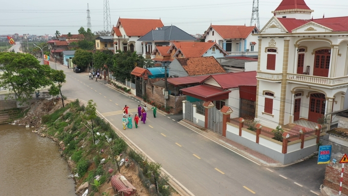 Một đoạn đường qua huyện Văn Giang.