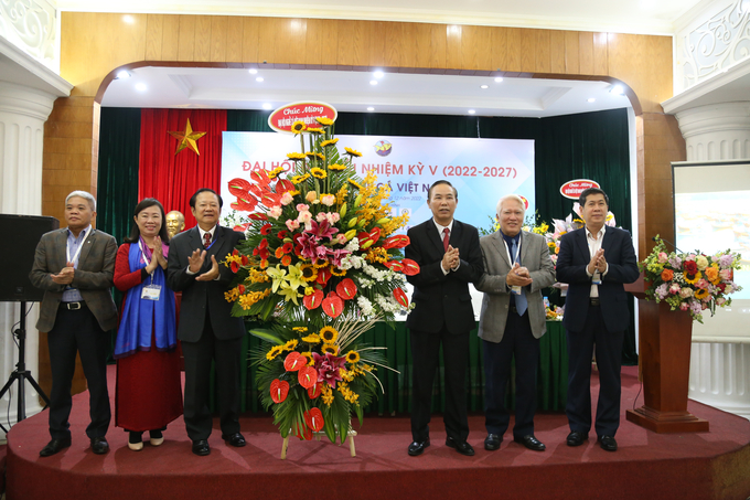 Thứ trưởng Bộ NN-PTNT Phùng Đức Tiến tặng hoa chúc mừng Đại hội. Ảnh: Lâm Hùng.