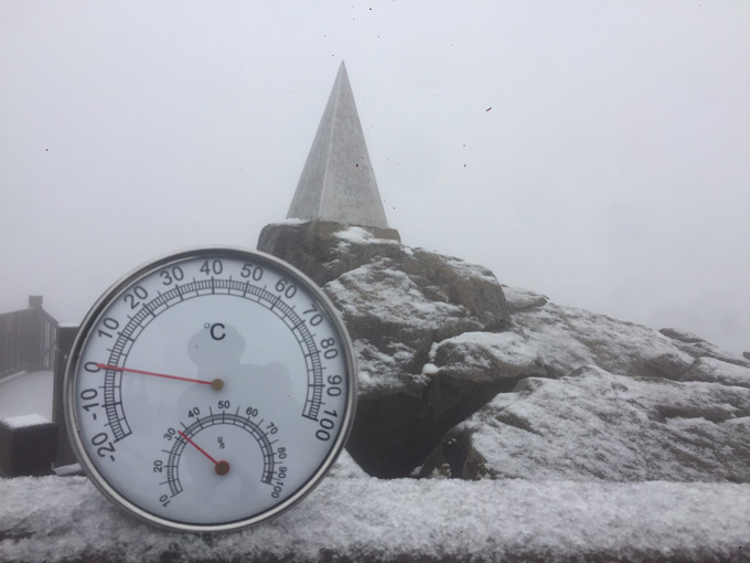 Nhiệt độ ngoài trời trên đỉnh Fansipan vào sáng sớm 28/12.