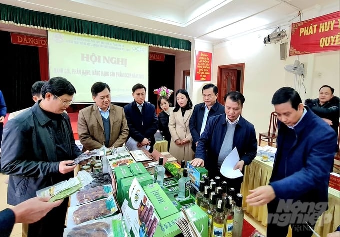 Hội đồng đánh giá phân hạng, nâng hạng sản phẩm OCOP tỉnh Tuyên Quang đánh giá phân hạng các sản phẩm. Ảnh: Đào Thanh.