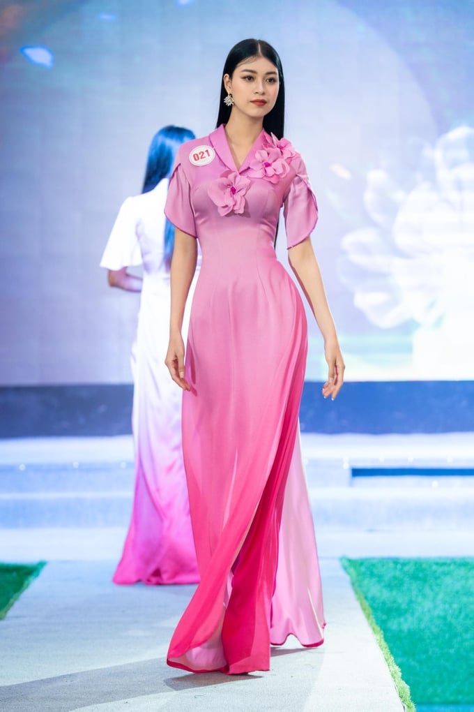 Thí sinh Phạm Thị Ngọc Trang trong phần thi trang phục áo dài.