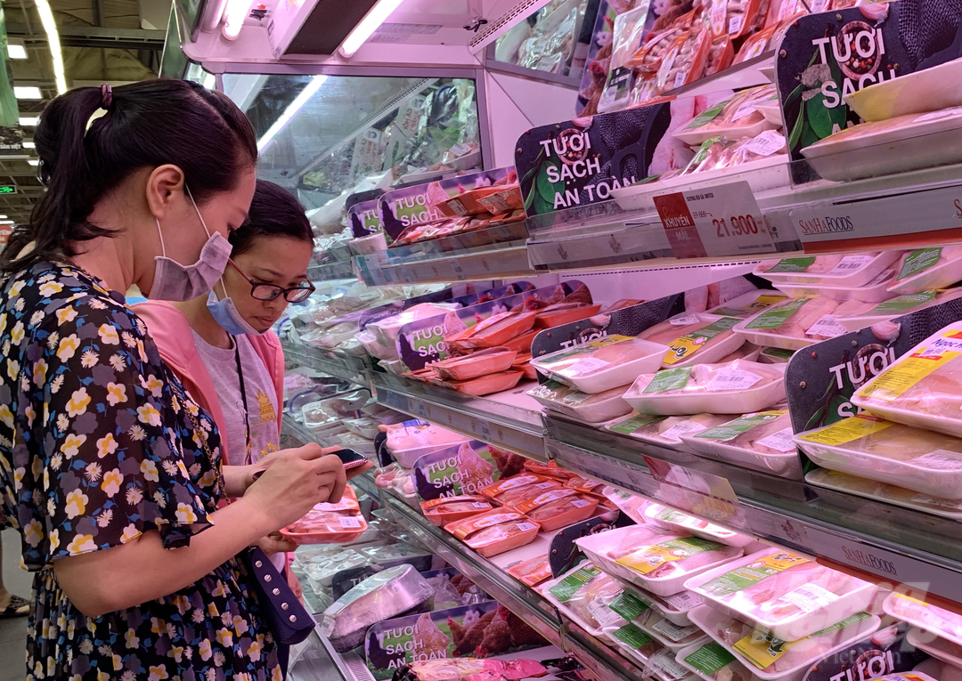 Người dân ngày càng thích lựa chọn thực phẩm tại các siêu thị hiện đại bởi có thể truy xuất nguồn gốc hàng hóa bằng mã QR. Ảnh: Nguyễn Thủy.