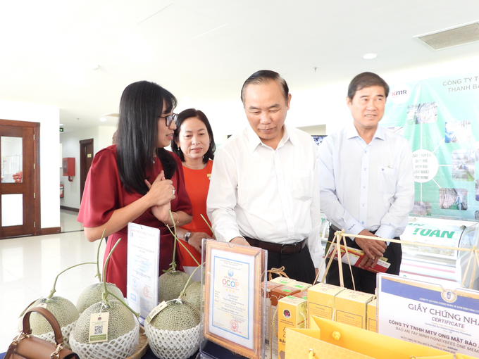 Lãnh đạo Bộ NN-PTNT cùng tỉnh Tây Ninh thăm gian hàng Công ty Bảo An. Ảnh: Trần Trung.