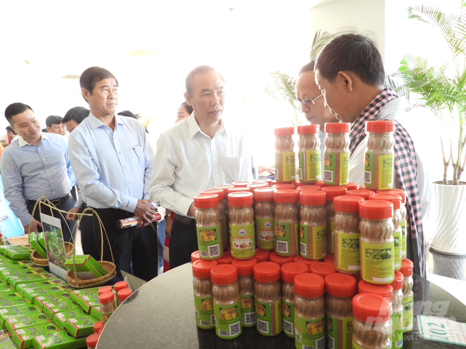 Lãnh đạo Bộ  NN-PTNT và Sở NN-PTNT Tây Ninh thăm gian hàng sản phẩm dế của cơ sở Vĩnh Oanh. Ảnh: Trần Trung.
