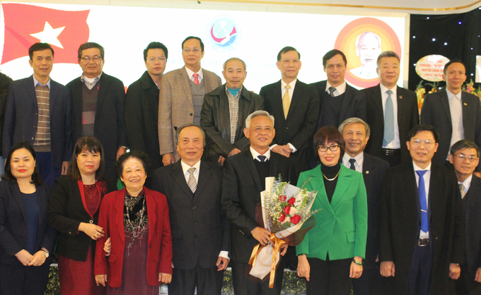 Các thành viên Ban chấp hành Hội Khoa học Kinh tế nông nghiệp và Phát triển nông thôn Việt Nam nhiệm kỳ 2022-2027 ra mắt Đại hội. Ảnh: Trung Quân.