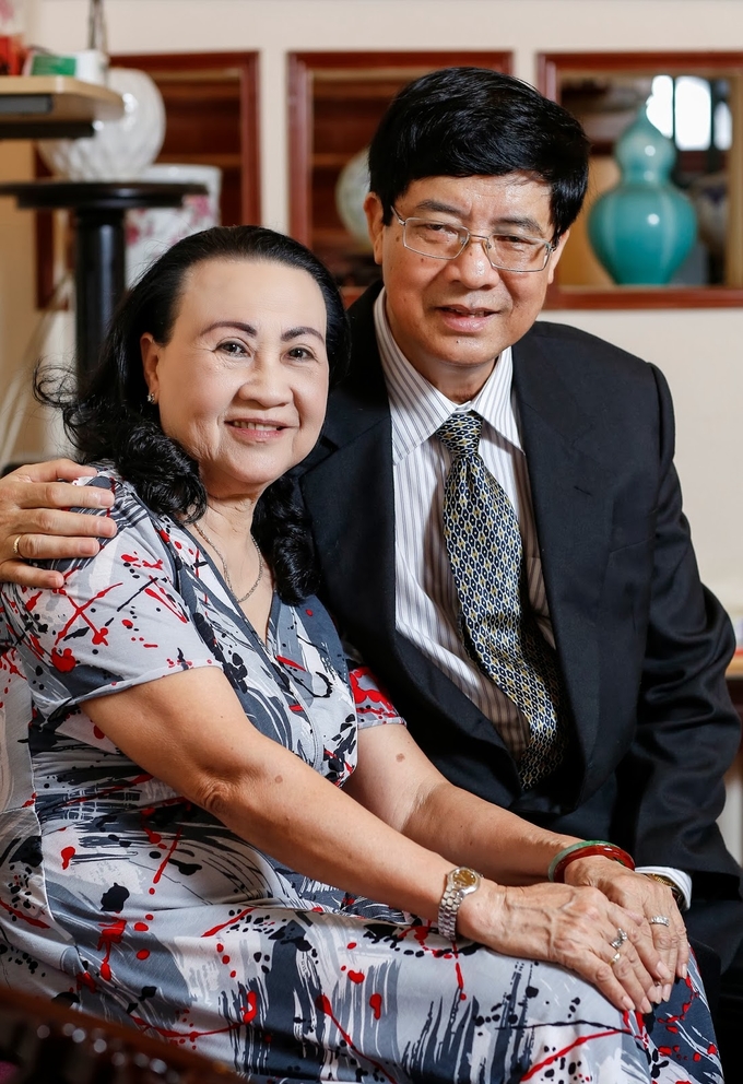 Vợ chồng thi sĩ Nguyễn Nguyên Bảy - Lý Phương Liên.