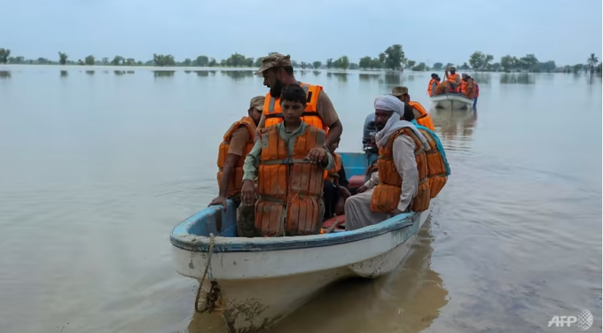 Pakistan army soldiers rescue people from the flood affected Rajanpur district, in the Punjab province of Pakistan, on Aug 2, 2022. Photo: AFP