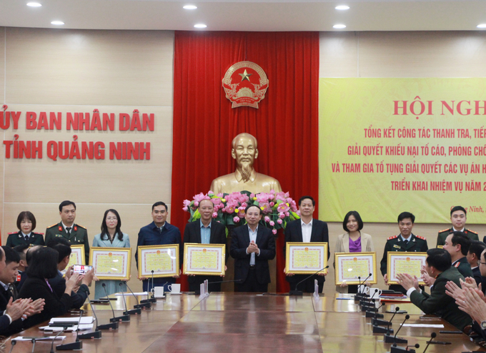 Ông Nguyễn Xuân Ký trao Bằng khen của UBND tỉnh cho các tập thể có thành tích xuất sắc. Ảnh: Báo Quảng Ninh