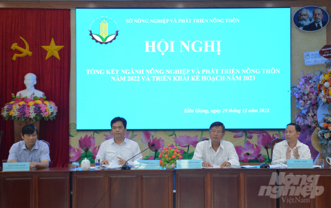 Ông Lê Quốc Anh (thứ 2, bên trái), Phó Chủ tịch UBND tỉnh Kiên Giang dự và phát biểu chỉ đạo hội nghị tổng kết ngành nông nghiệp và triển khai kế hoạch năm 2023. Ảnh: Trung Chánh.