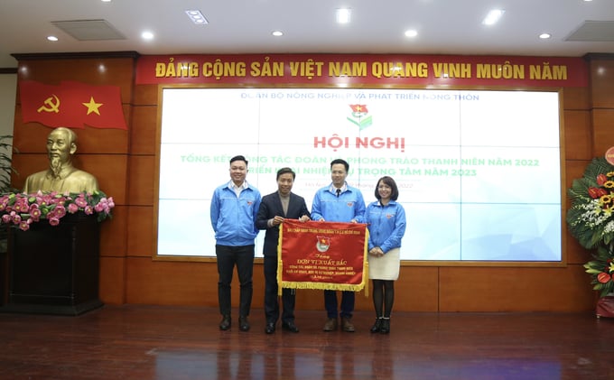 Đồng chí Nguyễn Văn Trường - Phó Bí thư Thường trực Đảng ủy Bộ NN-PTNT tặng bằng khen cho Đoàn Bộ NN-PTNT. 