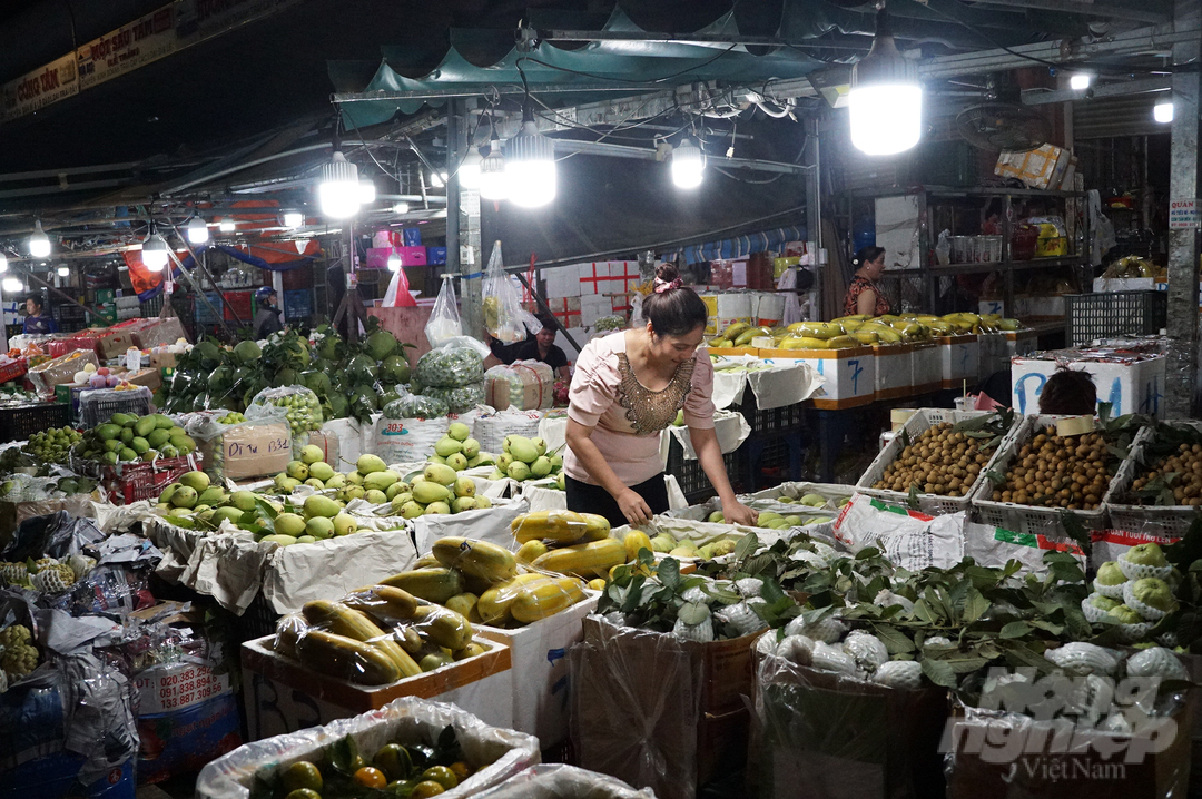 Thương nhân tại chợ đầu mối Hóc Môn chuẩn bị nguồn hàng dồi dào phục vụ mỗi đêm. Ảnh: Nguyễn Thủy.