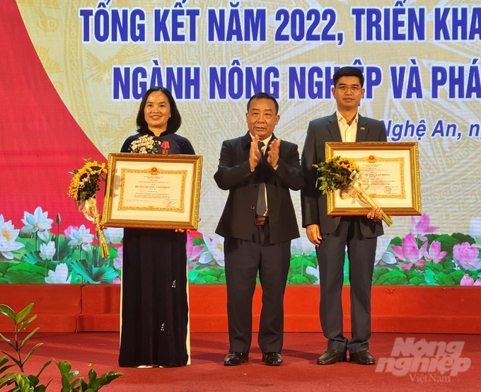 Bà Võ Thị Nhung và ông Nguyễn Khắc Lâm (ngoài cùng bên phải) vinh dự được Chủ tịch nước tặng thưởng Huân chương Lao động hạng Ba. Ảnh: Việt Khánh.