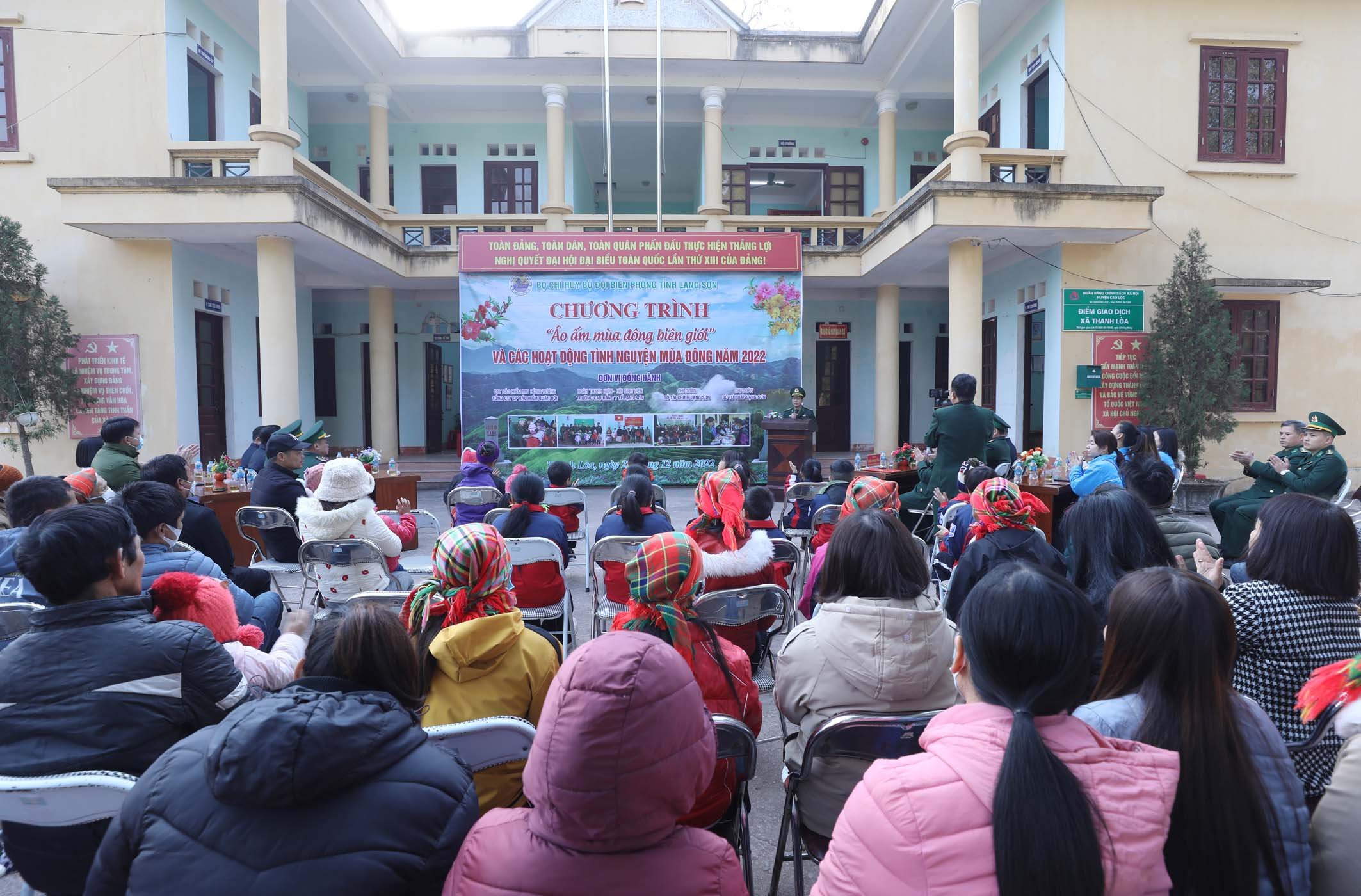 Chương trình 'Áo ấm mùa đông biên giới' của bộ đội biên phòng tỉnh Lạng Sơn.