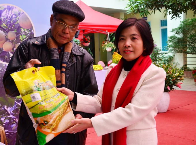 Bà Hoàng Thị Hòa-Giám đốc Trung tâm Phát triển nông nghiệp Hà Nội đang giới thiệu về sản phẩm gạo hữu cơ Nam Phương Tiến. Ảnh: Dương Đình Tường.