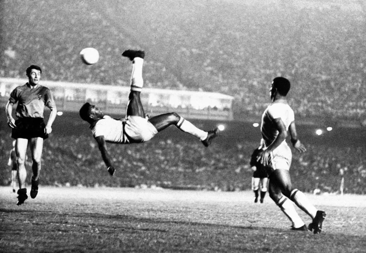 Pelé ghi bàn với cú đá xe đạp chổng ngược trong trận đấu giữa Brazil-Bỉ năm 1968.