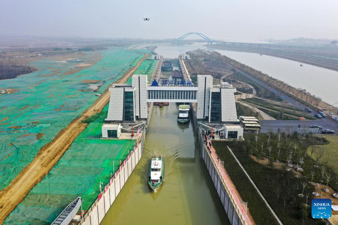 Bức ảnh chụp từ trên cao cho thấy các con tàu đi qua âu thuyền Paihekou của siêu dự án dẫn nước từ sông Dương Tử sang sông Hoài, ở tỉnh An Huy vào ngày 30 tháng 12 năm 2022. Ảnh: Tân Hoa Xã