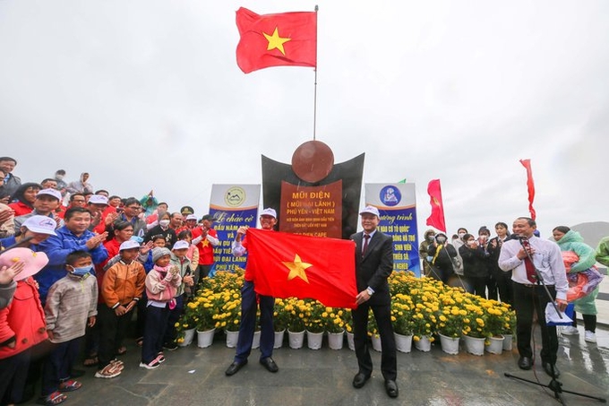Ông Trương Hòa Bình - nguyên Ủy viên Bộ Chính trị, nguyên Phó Thủ tướng Thường trực Chính phủ, Chủ tịch danh dự Chương trình 'Tự hào cờ Tổ quốc', trao cờ của Chủ tịch nước cho lãnh đạo tỉnh Phú Yên.