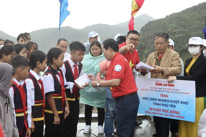 Ông Tô Đình Tuân, Tổng Biên tập Báo Người Lao Động, trao học bổng cho học sinh nghèo vượt khó tỉnh Phú Yên.