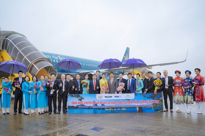 185 hành khách trên chuyến bay VN1543 Hà Nội – Huế đã đặt chân xuống Cảng Hàng không quốc tế Phú Bài ngày đầu năm 2023. Ảnh: TTH.