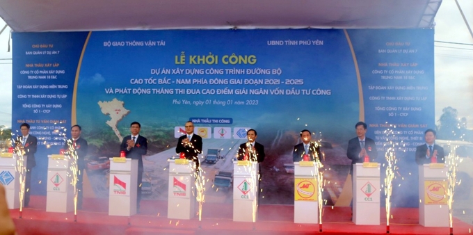 Bộ Giao thông Vận tải phối hợp với UBND tỉnh Phú Yên đã khởi công dự án xây dựng công trình đường bộ cao tốc Bắc - Nam. Ảnh: KS.