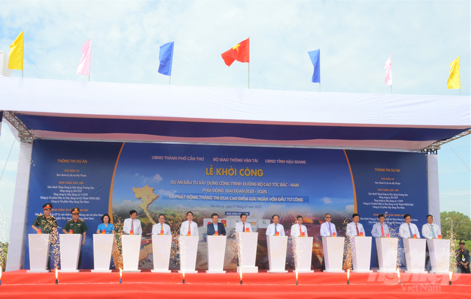 Phó Thủ tướng Chính phủ Lê Minh Khái cùng lãnh đạo các Bộ, ngành và chính quyền địa phương nhấn nút khởi công xây dựng dự án thành phần tuyến cao tốc Cần Thơ - Cà Mau, tại điểm cầu Hậu Giang. Ảnh: Trung Chánh.