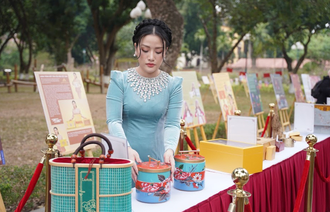 Bà Nậm Trà, CEO Tập đoàn Phát triển Thịnh vượng Việt Nam bên bộ sản phẩm 'Hành trình bất tận của quà tặng Việt' trưng bày tại Hoàng Thành Thăng Long.