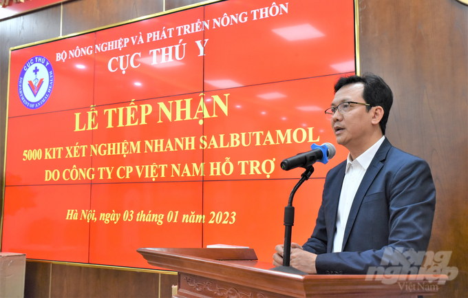 Mr. Vu Anh Tuan shared that the company always accompanies the veterinary industry in food safety control, especially the use of prohibited substances in animal feed and residues of prohibited substances in food.  Photo: Pham Hieu.