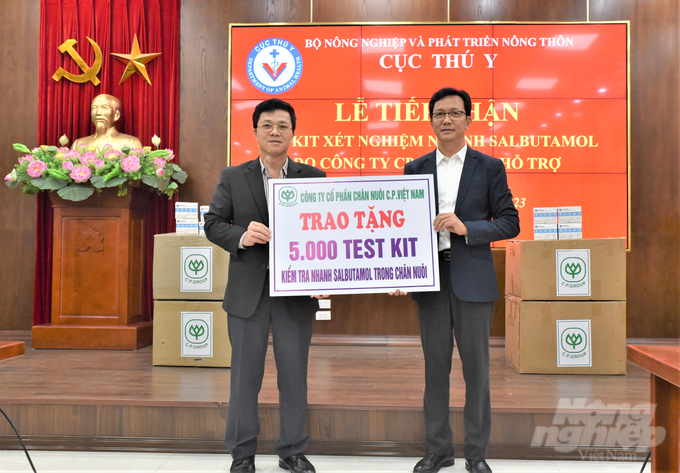 Mr. Nguyen Van Long (left), Department of Animal Health representative, received 5,000 salbutamol rapid test kits issued by CP Livestock Joint Stock Company.  Vietnam support.  Photo: Pham Hieu.