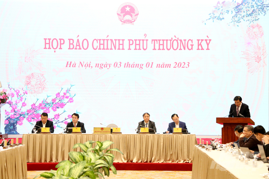 Buổi họp báo Chính phủ thường kỳ diễn ra vào tối 3/1/2023. Ảnh: Minh Phúc.