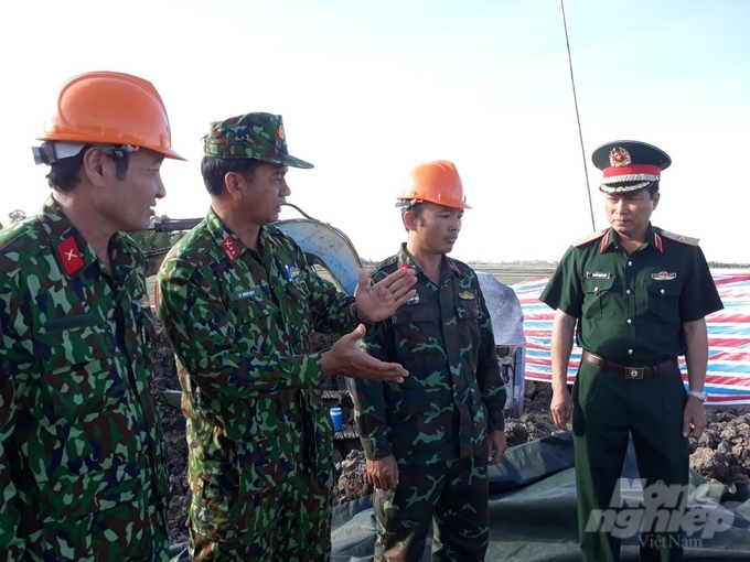 Thiếu tướng Nguyễn Minh Triều, Phó tư lệnh Quân khu 9 kiểm tra hiện trường trước khi thực hiện tròng cáp vào trụ bê tông. Ảnh: T.A.