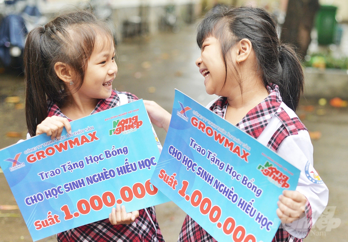 Công ty TNHH Thức ăn thủy sản GrowMax phối hợp với Báo Nông nghiệp Việt Nam lập Quỹ học bổng trị giá tới 8 tỷ đồng tặng cho các em học sinh nghèo ven biển. Ảnh: KS.