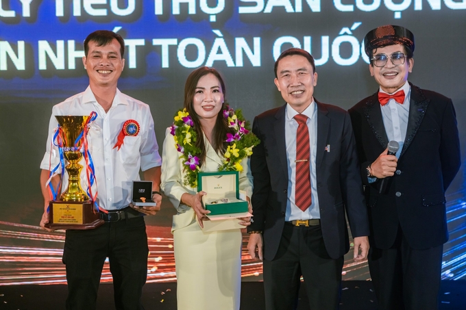 Ông Mai Văn Hoàng, CEO Công ty TNHH Thức ăn thủy sản GrowMax (thứ 2 từ phải sang) trao giải thưởng là một chiếc đồng hồ hiệu Rolex phiên bản giới hạn cho Đại lý đạt sản lượng lớn nhất toàn quốc: Đại lý Gia Lạc. Ảnh: GrowMax.