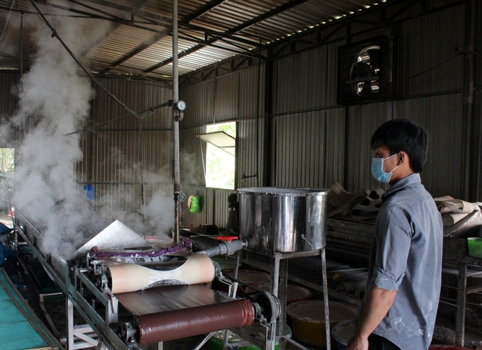 Sản xuất bánh tráng bằng máy ở thị trấn Phú Long. Ảnh: ĐS.