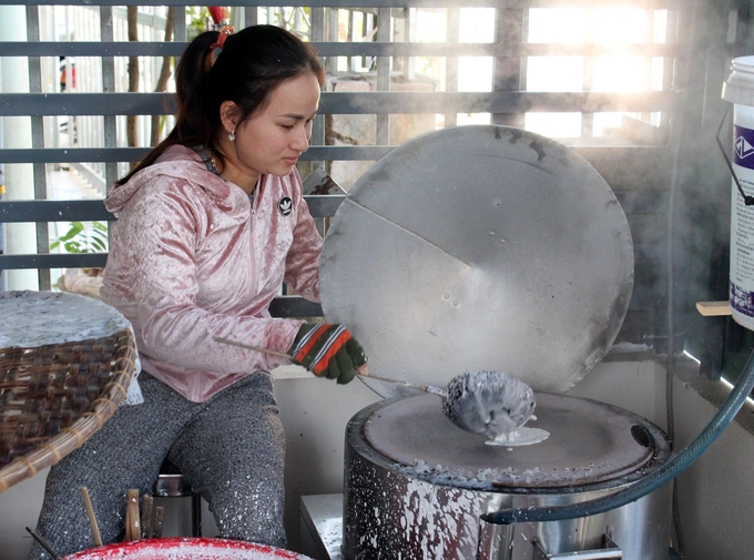 Làng nghề làm bánh tráng ở Bình Thuận hoạt động nhộn nhịp dịp gần tết. Ảnh: ĐS.