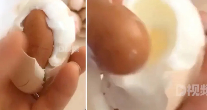 Quả trứng thứ hai bị biến dạng và không giống như hình dạng một quả trứng truyền thống. Nguồn: Weibo - Xībù juécè