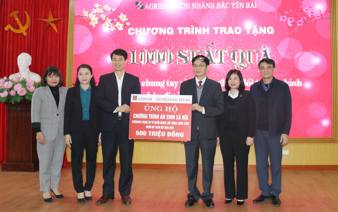 Giám đốc Agribank chi nhánh Bắc Yên Bái (đứng thứ 3 bên phải) trao 500 triệu ủng hộ chương trình an sinh xã hội.