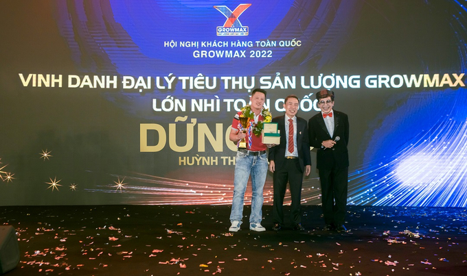 Đại lý Dững Vui tiêu thụ sản lượng GrowMax lớn thứ nhì toàn quốc nhận phần thưởng trong lễ vinh danh.
