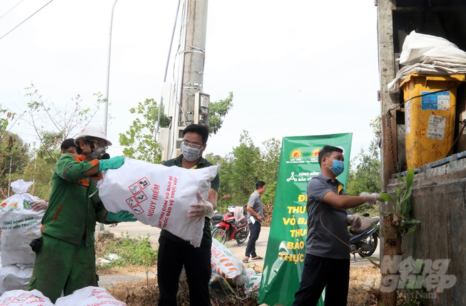 Tham gia chương trình 'Cùng nông dân bảo vệ môi trường', nông dân Kiên Giang đã thu gom được 3 tấn bao bì thuốc BVTV đã qua sử dụng để đưa đi tiêu hủy. Ảnh: Trung Chánh.