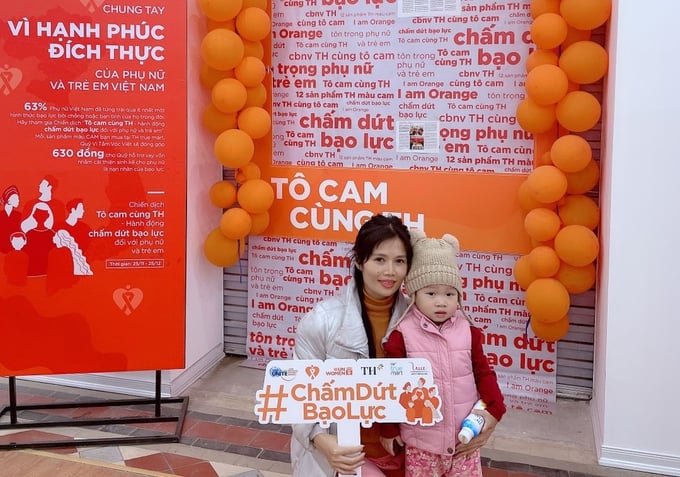 Khách mua hàng chụp ảnh với 'góc cam' tại một TH true mart ở thành phố Vinh – Nghệ An.