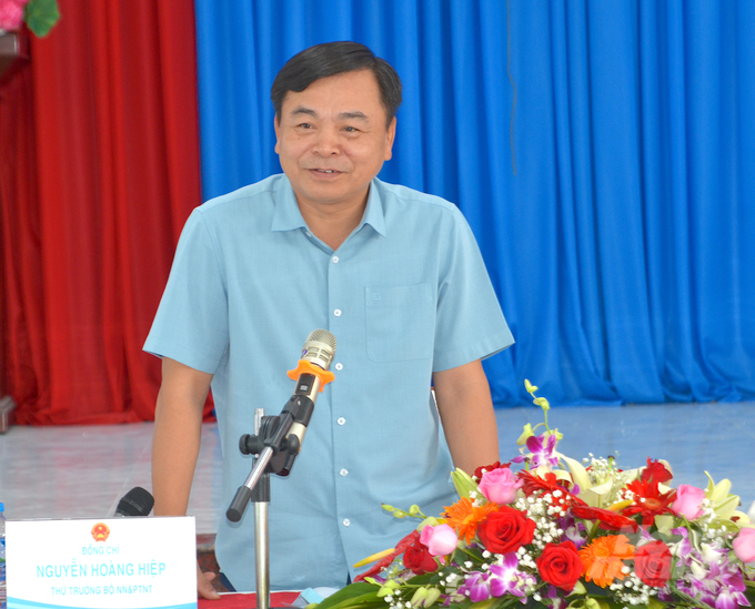 Thứ trưởng Nguyễn Hoàng Hiệp đề nghị chủ đầu tư và các nhà thầu cố gắng rút ngắn thời gian thi công, đẩy nhanh tiến độ đưa dự án vào hoạt động. Ảnh: Minh Đảm.