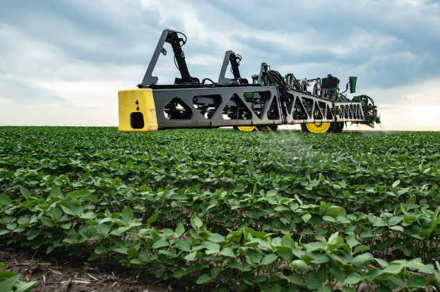 Hệ thống máy nông nghiệp robot của John Deere hoạt động trên đồng ruộng với công nghệ mới có thể bón phân chính xác cho từng hạt giống. Ảnh: CNET
