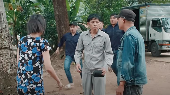 Mẹ rơm tập 40: Tư 'lì' đến tận nhà Xuân đòi lại Hạt Dẻ giúp Mô . Ảnh chụp màn hình