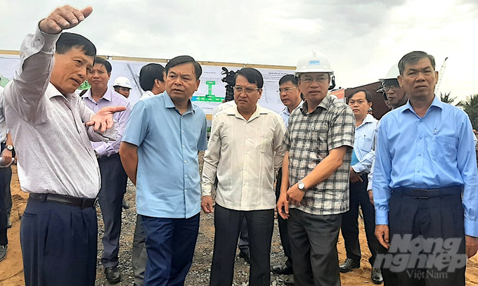 Đoàn công tác của Bộ NNN-PTNT và UBND tỉnh Tiền Giang kiểm tra công trình xây dựng cống âu Nguyễn Tấn Thành. Ảnh: Minh Đảm.
