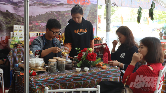 Du khách thưởng thức trà Shan tuyết Suối Giàng.