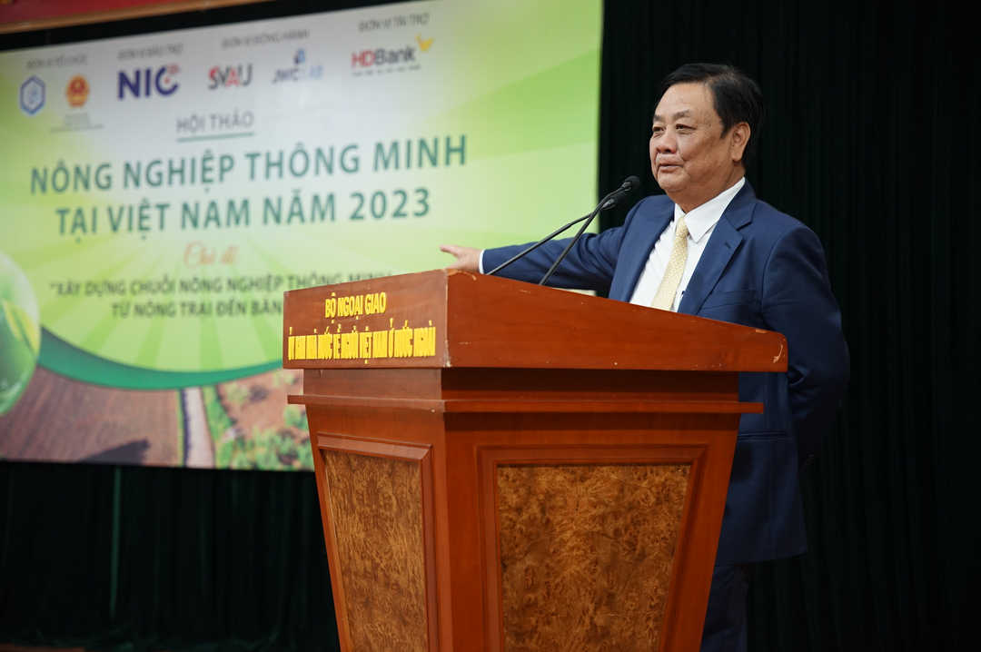 Bộ trưởng NN-PTNT Lê Minh Hoan nhấn mạnh hai yếu tố thời cơ và thách thức trong cách tiếp cận chuỗi nông nghiệp thông minh tại Việt Nam. Ảnh: Linh Linh. 