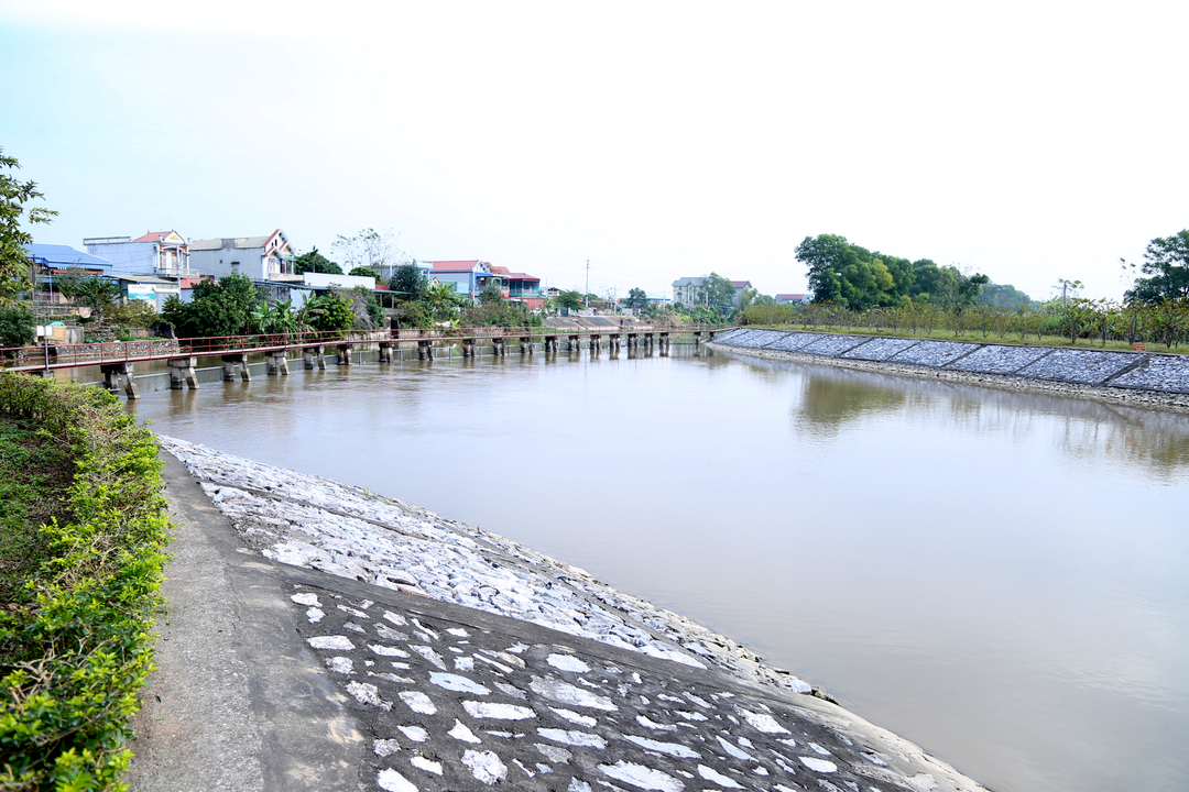 Nguồn nước xả tăng cường từ các hồ chứa thuỷ điện thượng nguồn đã về đến các tỉnh ven biển Đồng bằng sông Hồng. Ảnh: Minh Phúc.