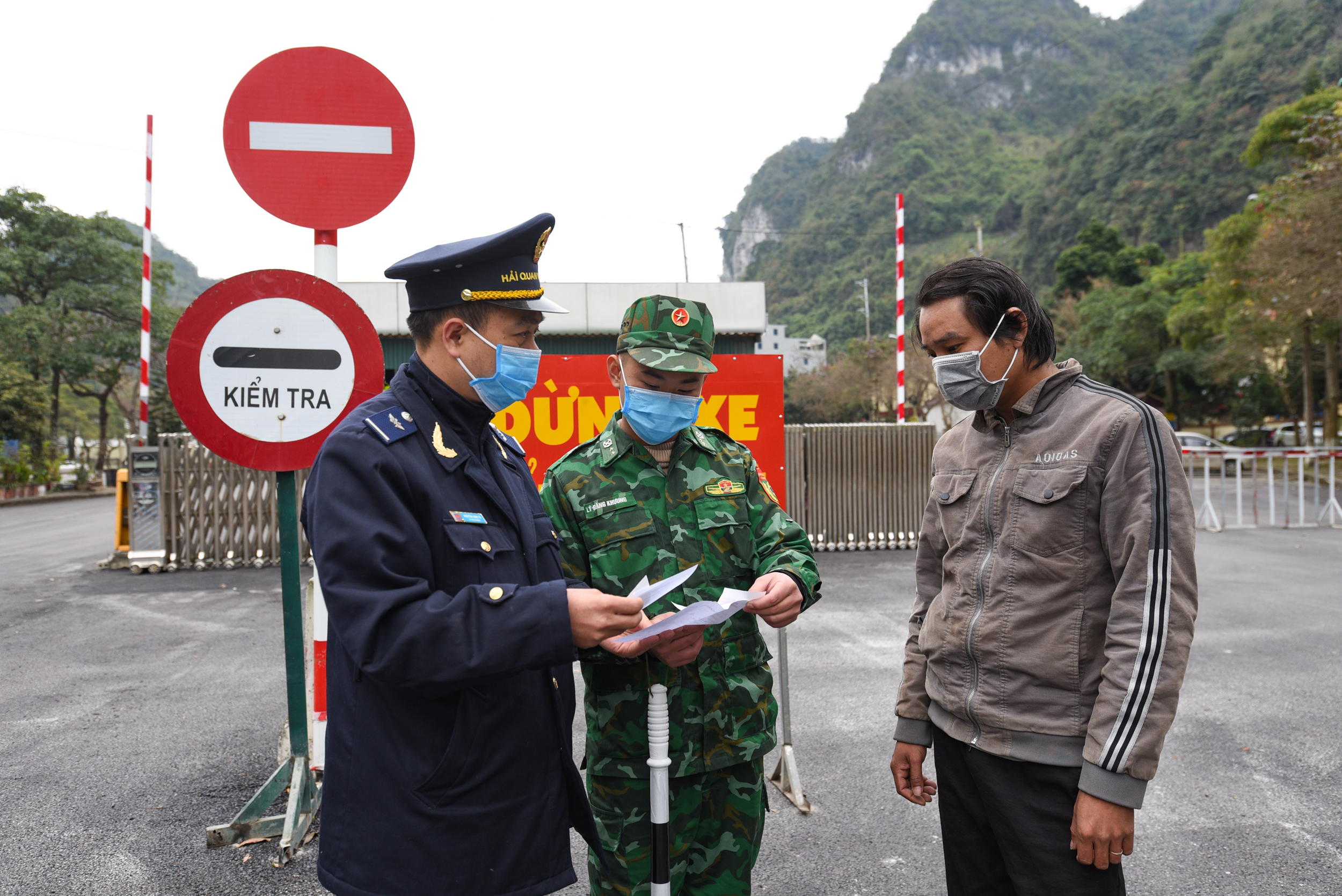 Bộ đội Biên phòng và Hải quan Lạng Sơn kiểm tra người và phương tiện ra vào khu vực cửa khẩu Tân Thanh. Ảnh: Tùng Đinh.
