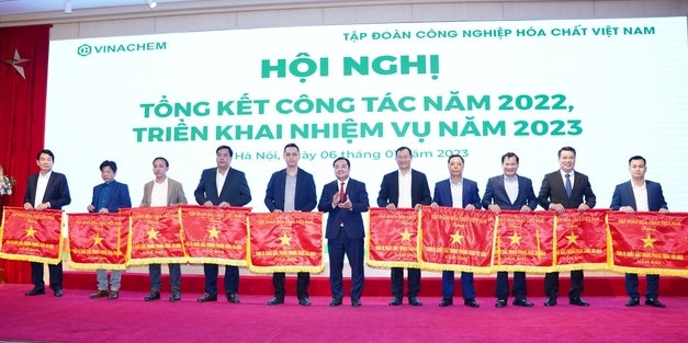 Ông Phùng Quang Hiệp, Tổng Giám đốc Tập đoàn Hóa chất Việt Nam trao cờ thi đua của Vinachem cho các tập thể xuất sắc.